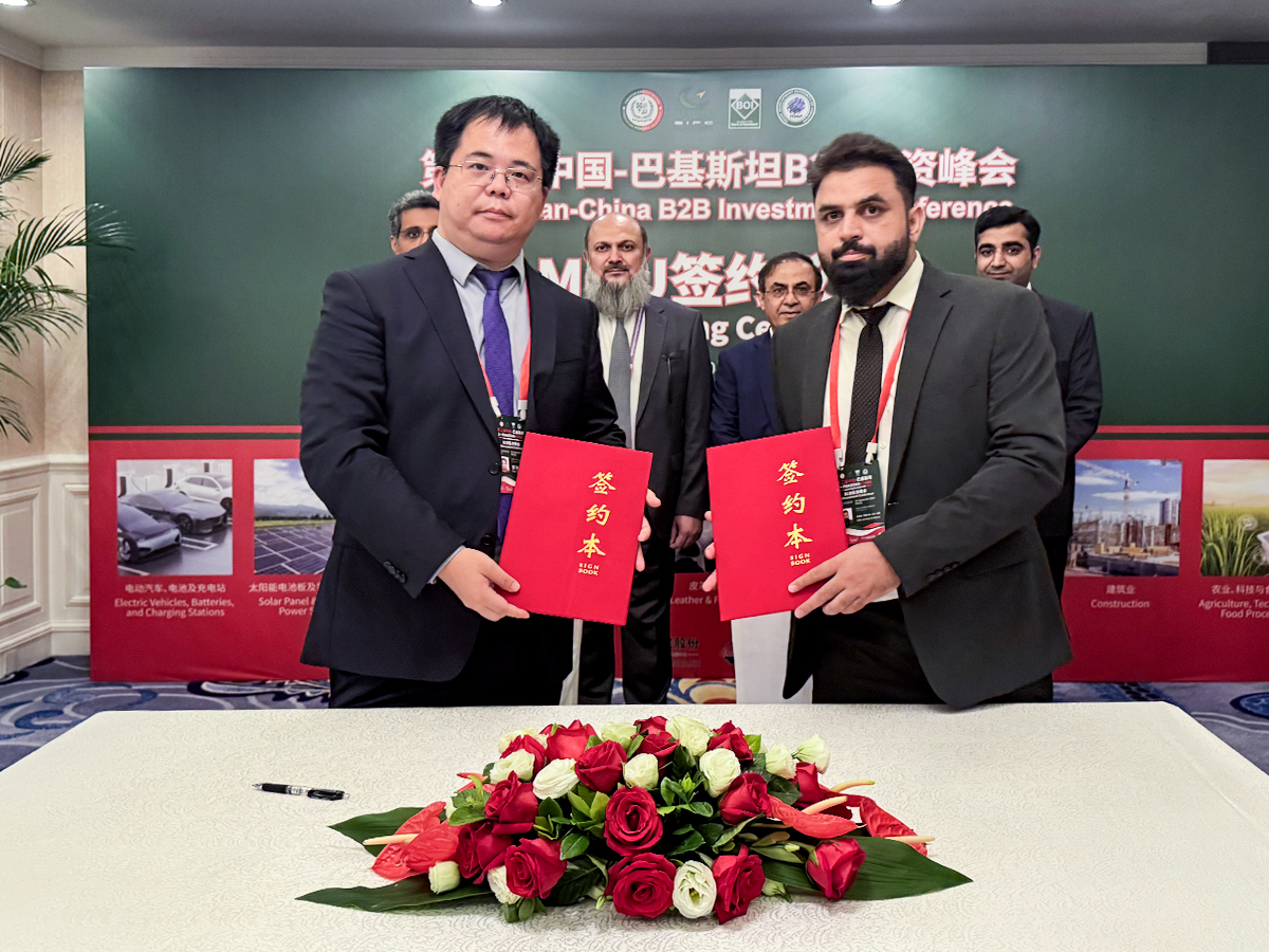 海杰亞“康博刀”首入巴基斯坦并完成裝機(jī)，巴總理見證“一帶一路”醫(yī)療合作成果